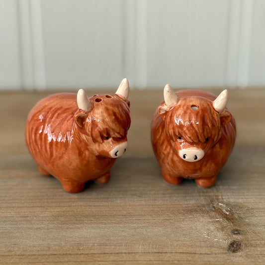 Highland Cow Salt and Pepper Shaker Pots with Box | Cute Ceramic Cow Condiment Set | Farmhouse Animal Kitchen Decor